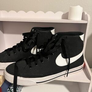 Black and White High-Top Nike Sneakers Pre-loved. Size 8. Great conditions